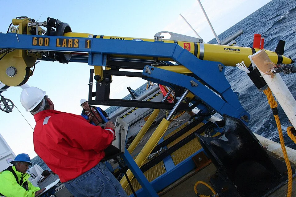 Survey team preparing to launch a REMUS 600 autonomous underwater vehicle